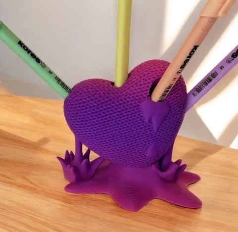 IDEI CADOURI - Organizator pixuri inimă – Suport birou 3D creativ și colorat