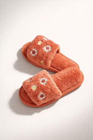 Papuci - papuci-casa-pufosi-portocalii.jpg papuci-casa-margarete-femei.jpg papuci-interior-caldurosi.jpg