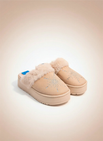Papuci - Papuci damă bej cu blăniță și model fulg de nea – model de iarnă