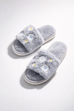Papuci - papuci-casa-dama-pufosi-gri-flori papuci-dama-pufosi-gri-model-flori papuci-casa-femei-pufosi-gri papuci-interior-dama-gri-pufosi papuci-casa-comozi-dama-gri
