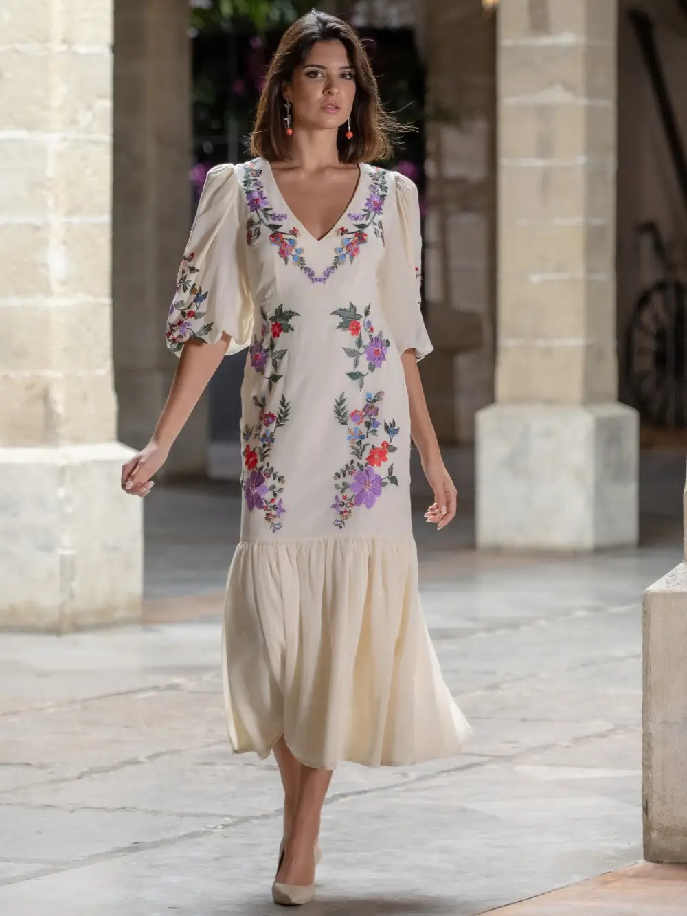 Rochii & Fuste - Rochie Bej Brodată Coral & Lila – Eleganță cu Livrare Rapidă în România