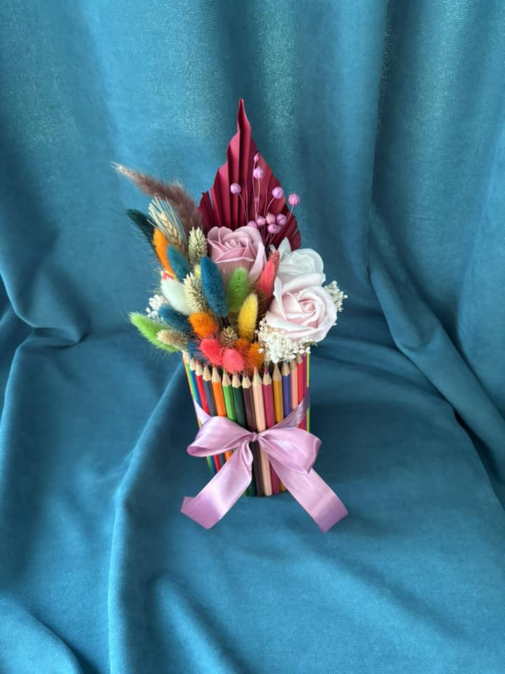 Aranjament handemade din creioane colorate si plante naturale uscate [2]