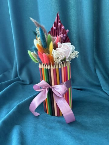 Decoratiuni - Aranjament handemade din creioane colorate si plante naturale uscate