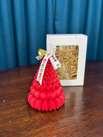 Decoratiuni - LUMANARE DECORATIVA BRAD CULOARE ROSIE 11 CM