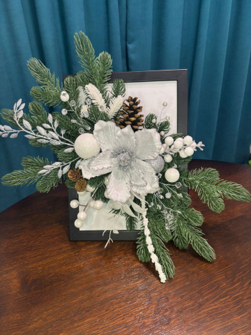 Tablou cu crengute de brad si accesorii [1]