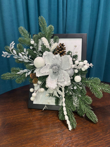 Decoratiuni - Tablou cu crengute de brad si accesorii