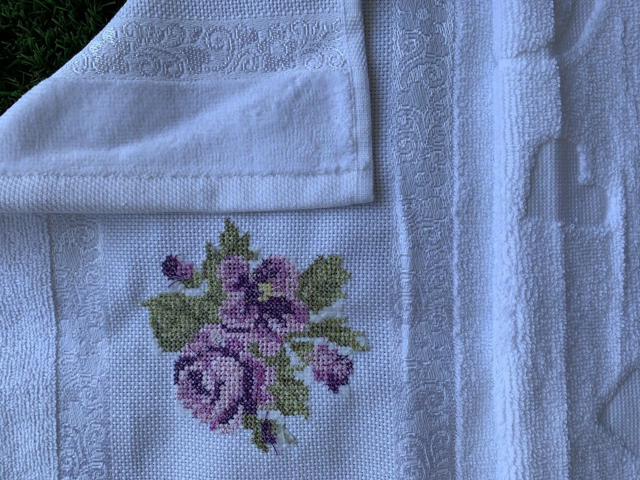 Prosop față alb, brodat cu Trandafiri [3]