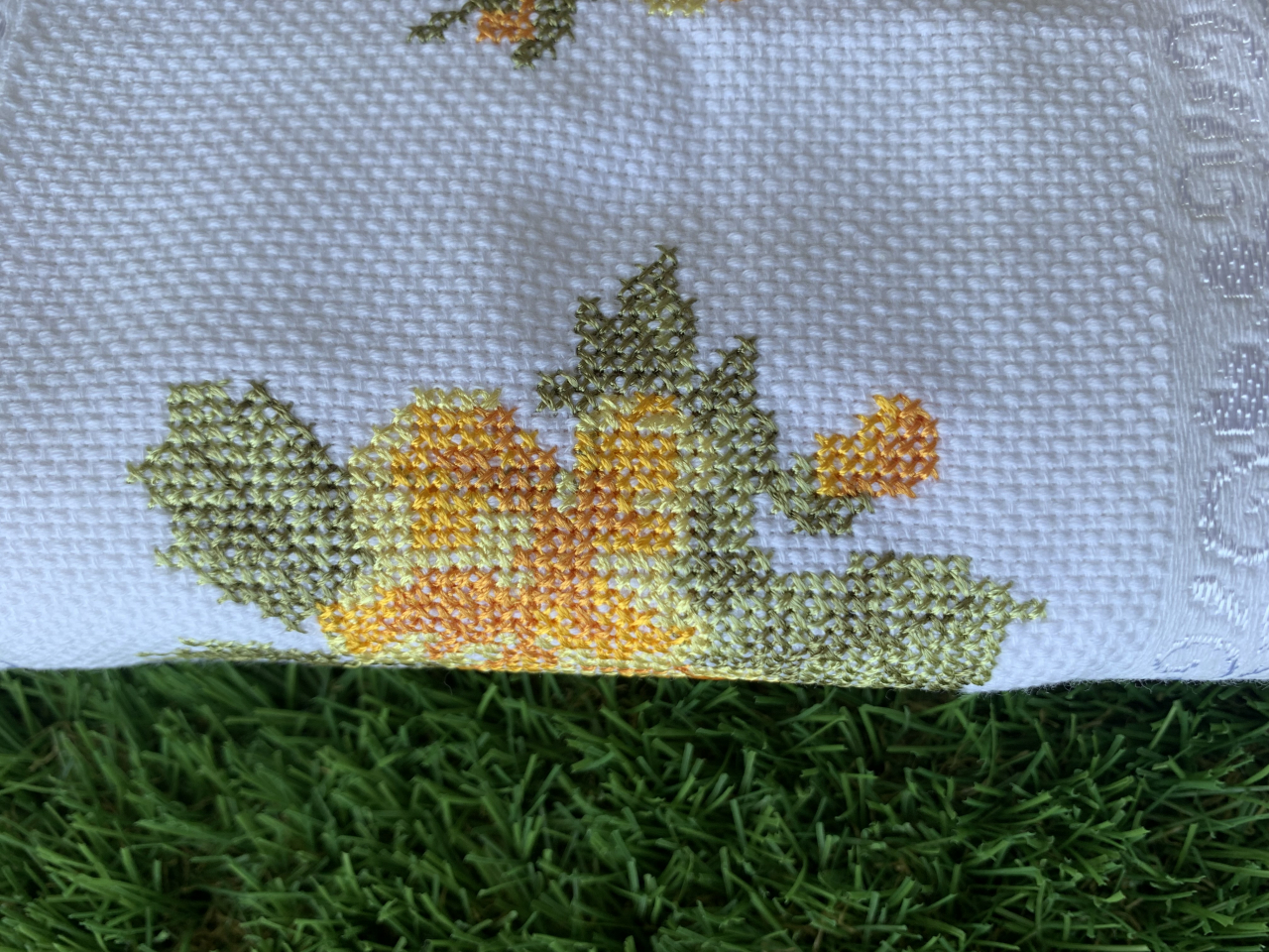 Prosop față alb, brodat cu Trandafiri [2]