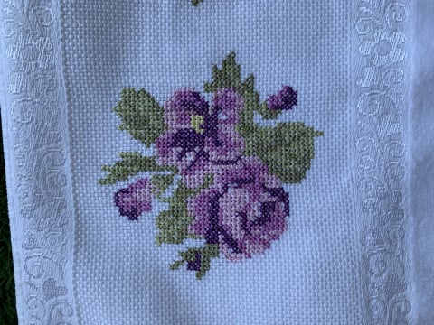 Prosop față alb, brodat cu Trandafiri [1]