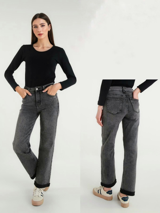 Blugi gri elastici cu croială dreaptă și tiv întors, confortabili și ușor de asortat pentru ținute casual sau smart-casual. [4]