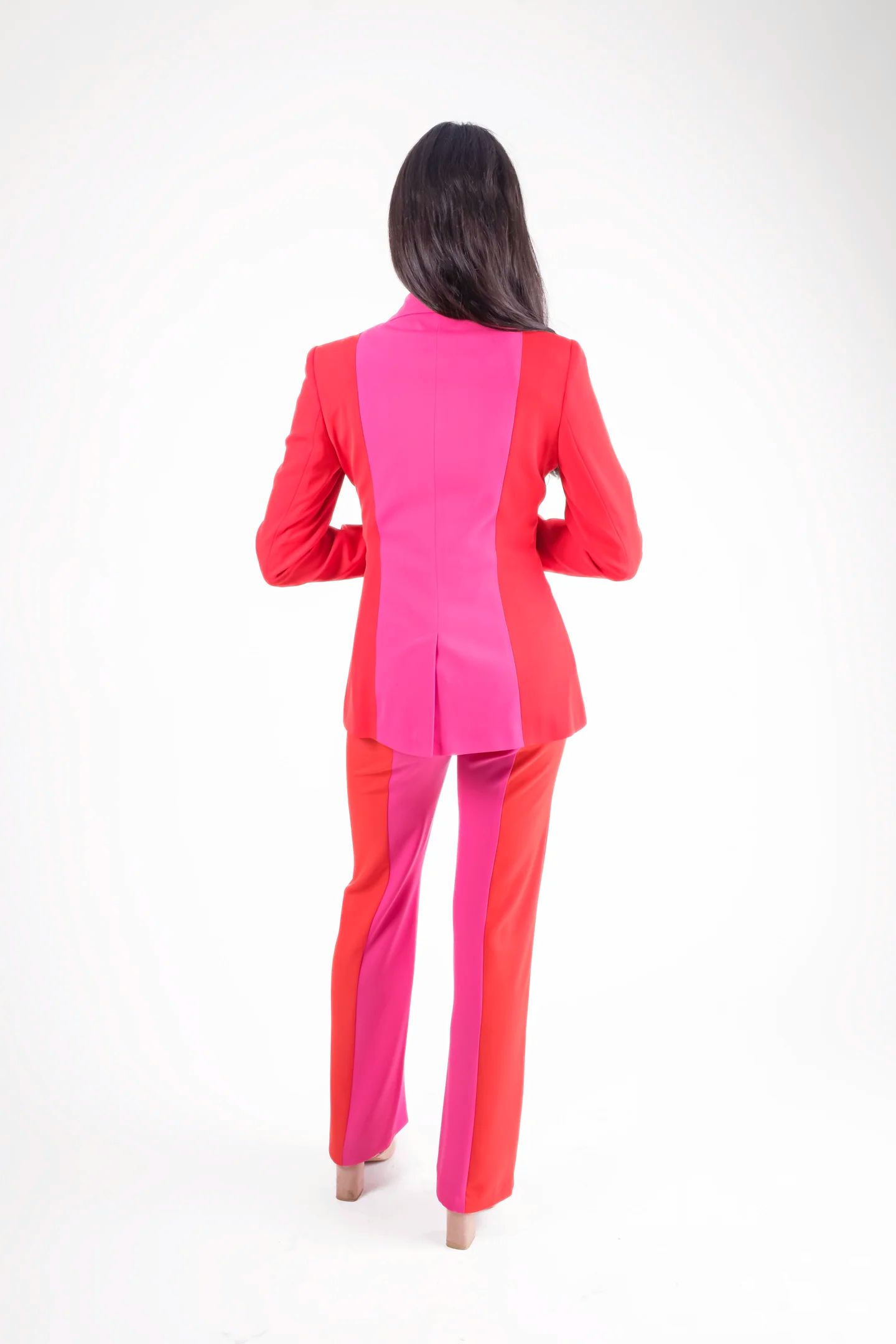 Costum dama bicolor roz-fucsia si rosu ,format din sacou cambrat cu nasturi aurii si pantaloni evazati [5]