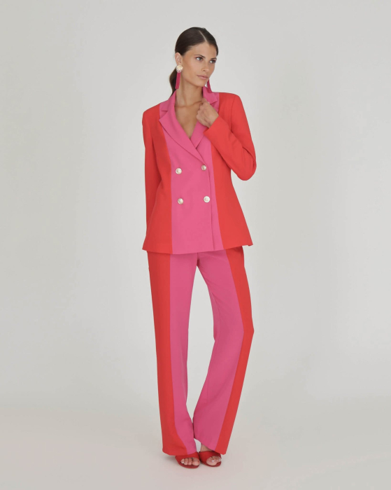 Costum dama bicolor roz-fucsia si rosu ,format din sacou cambrat cu nasturi aurii si pantaloni evazati [1]