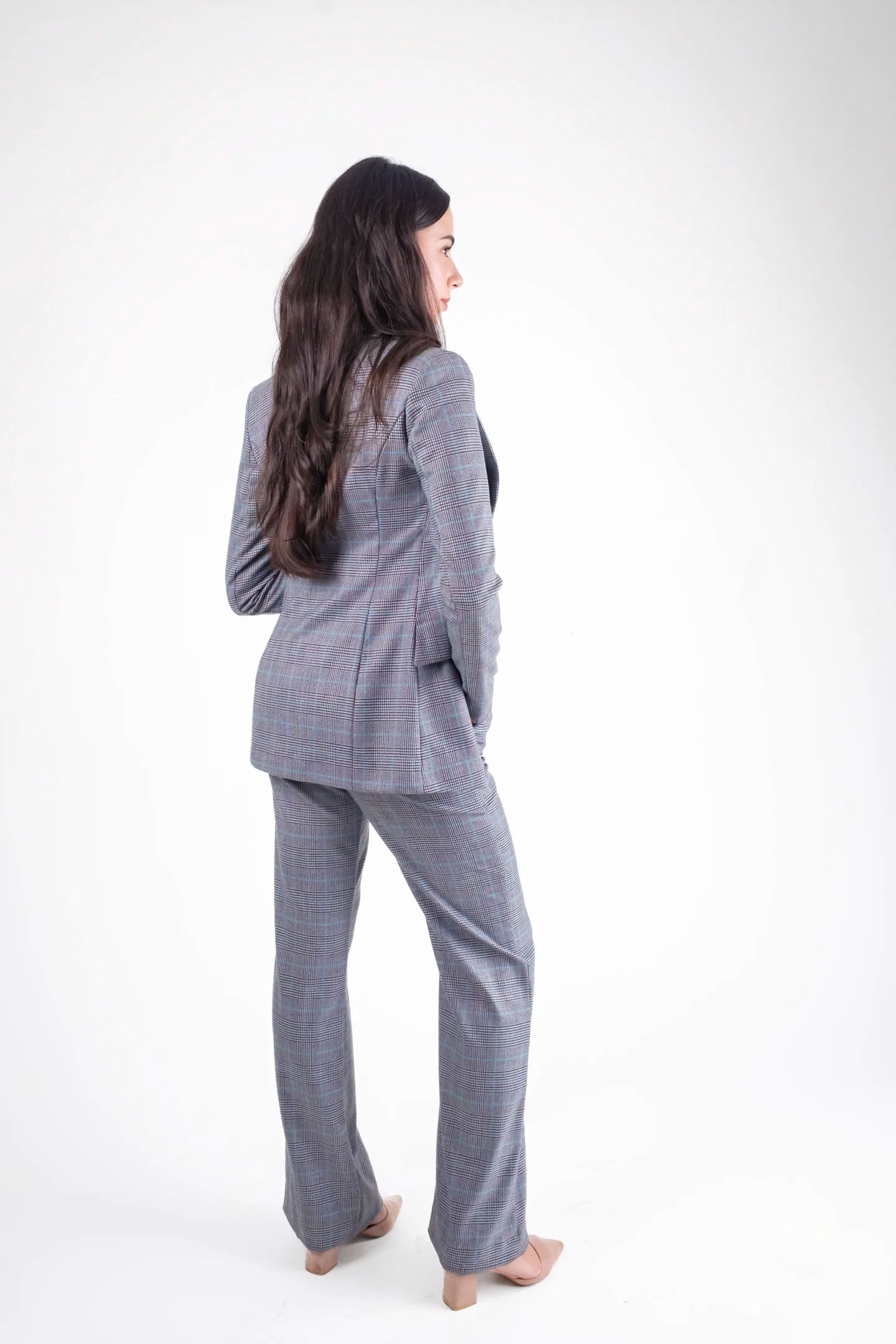 Costum dama gri in carouri cu sacou cambrat si pantaloni eleganti [7]