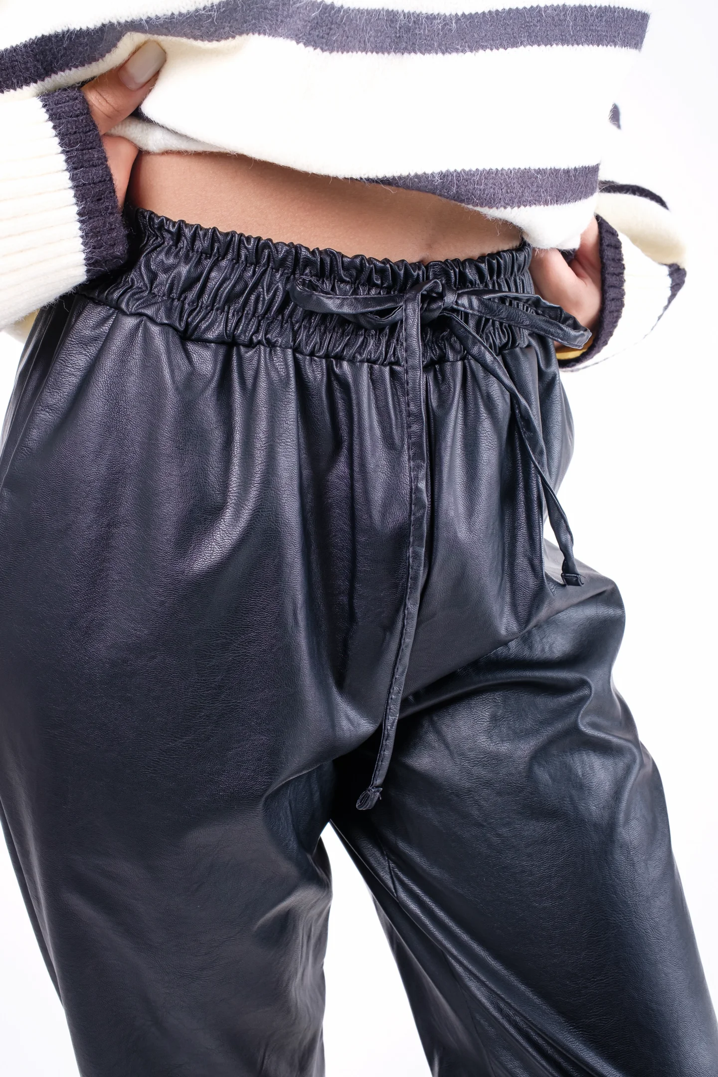 Costum din imitatie de piele neagra -camasa si pantaloni [10]