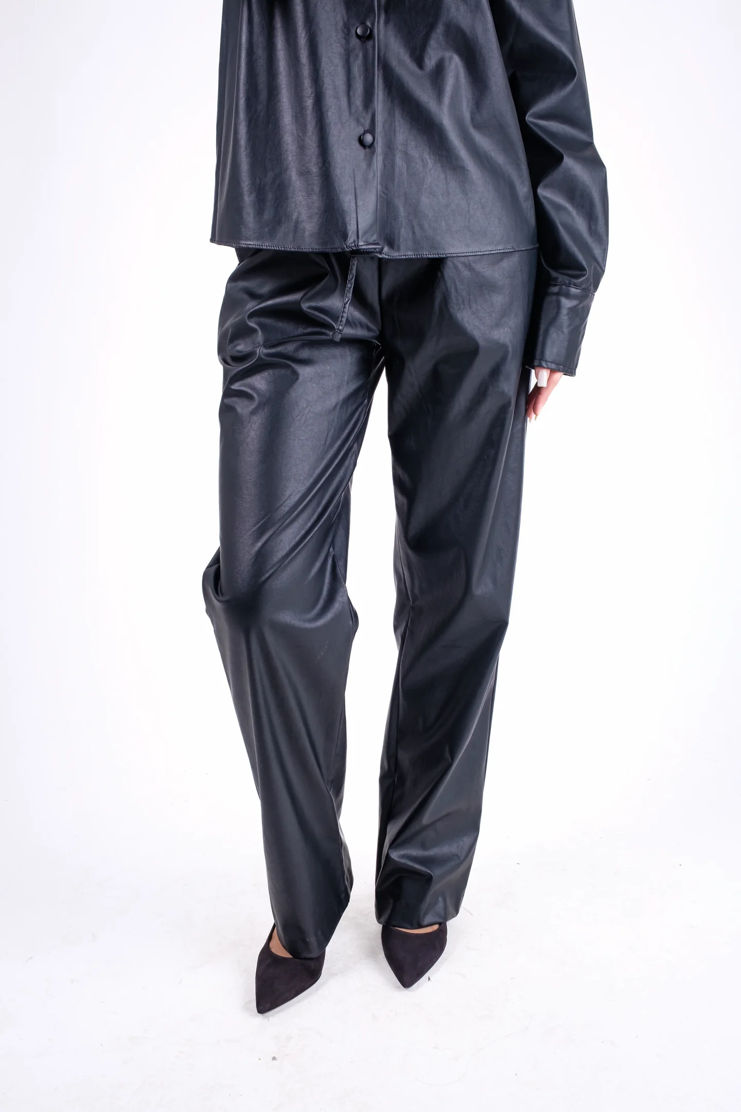 Costum din imitatie de piele neagra -camasa si pantaloni [3]