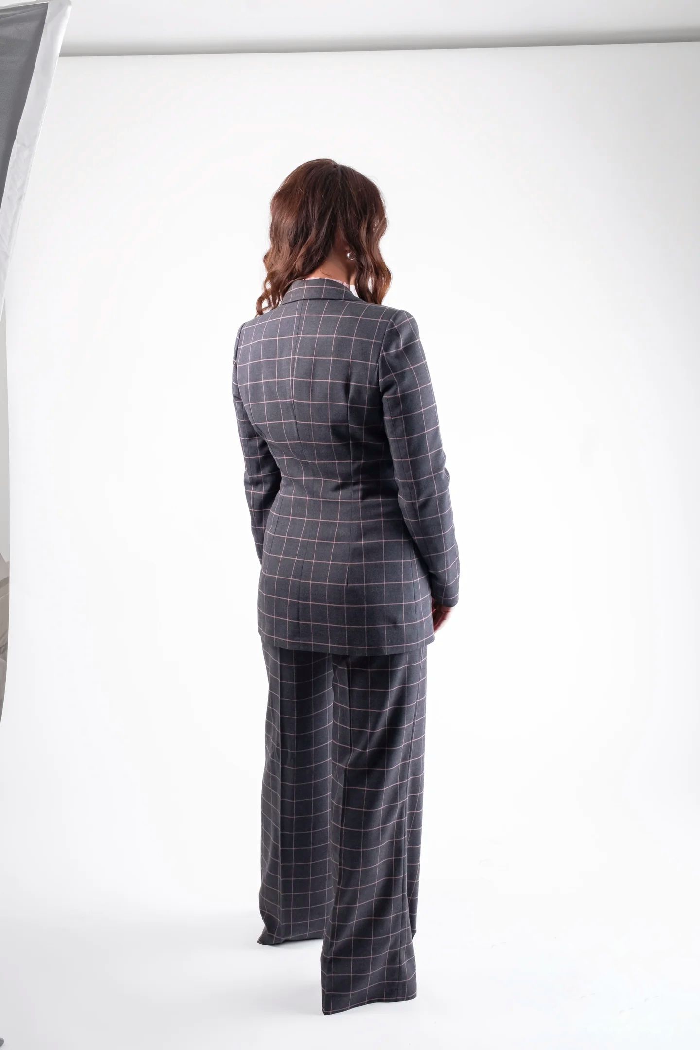 Costum elegant in carouri gri cu accente roz pudrat [3]