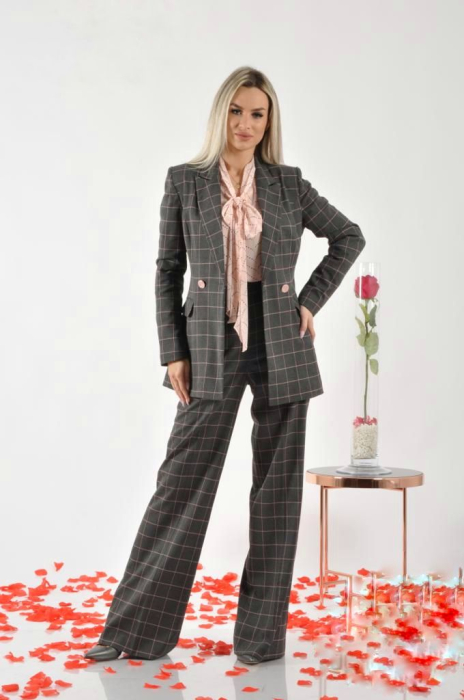 Costum elegant in carouri gri cu accente roz pudrat [5]