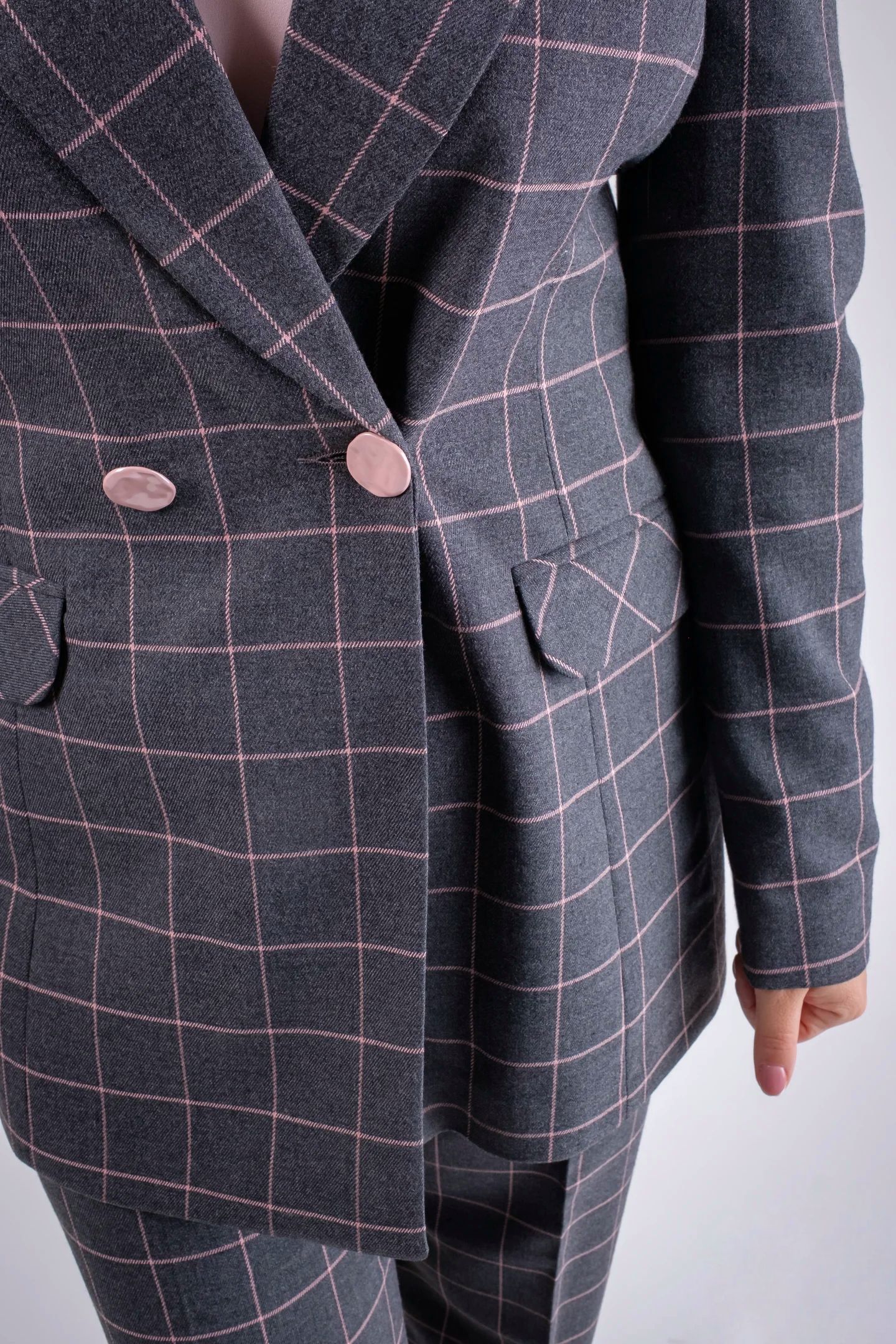 Costum elegant in carouri gri cu accente roz pudrat [4]