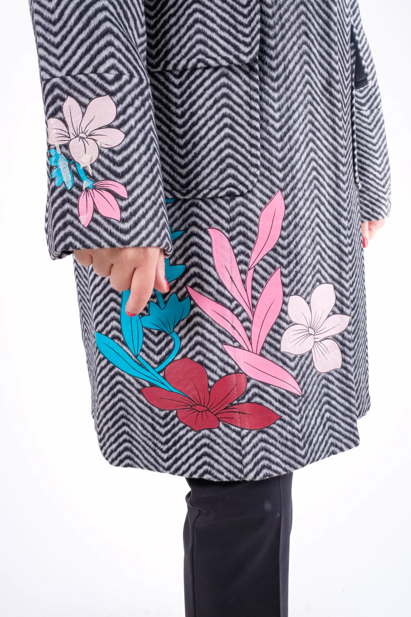 Palton damă imprimeu zig-zag cu flori aplicate și guler roz [6]