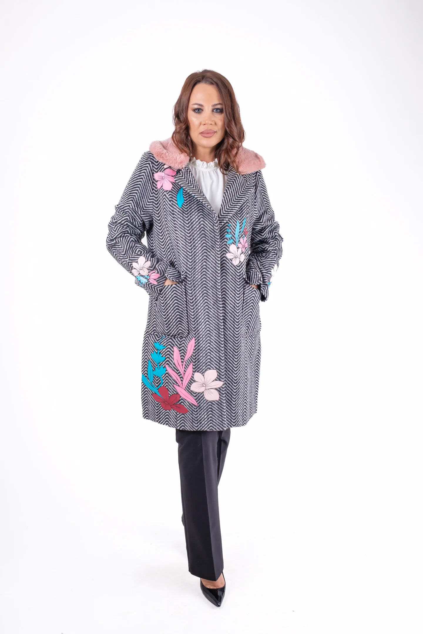 Palton damă imprimeu zig-zag cu flori aplicate și guler roz [2]