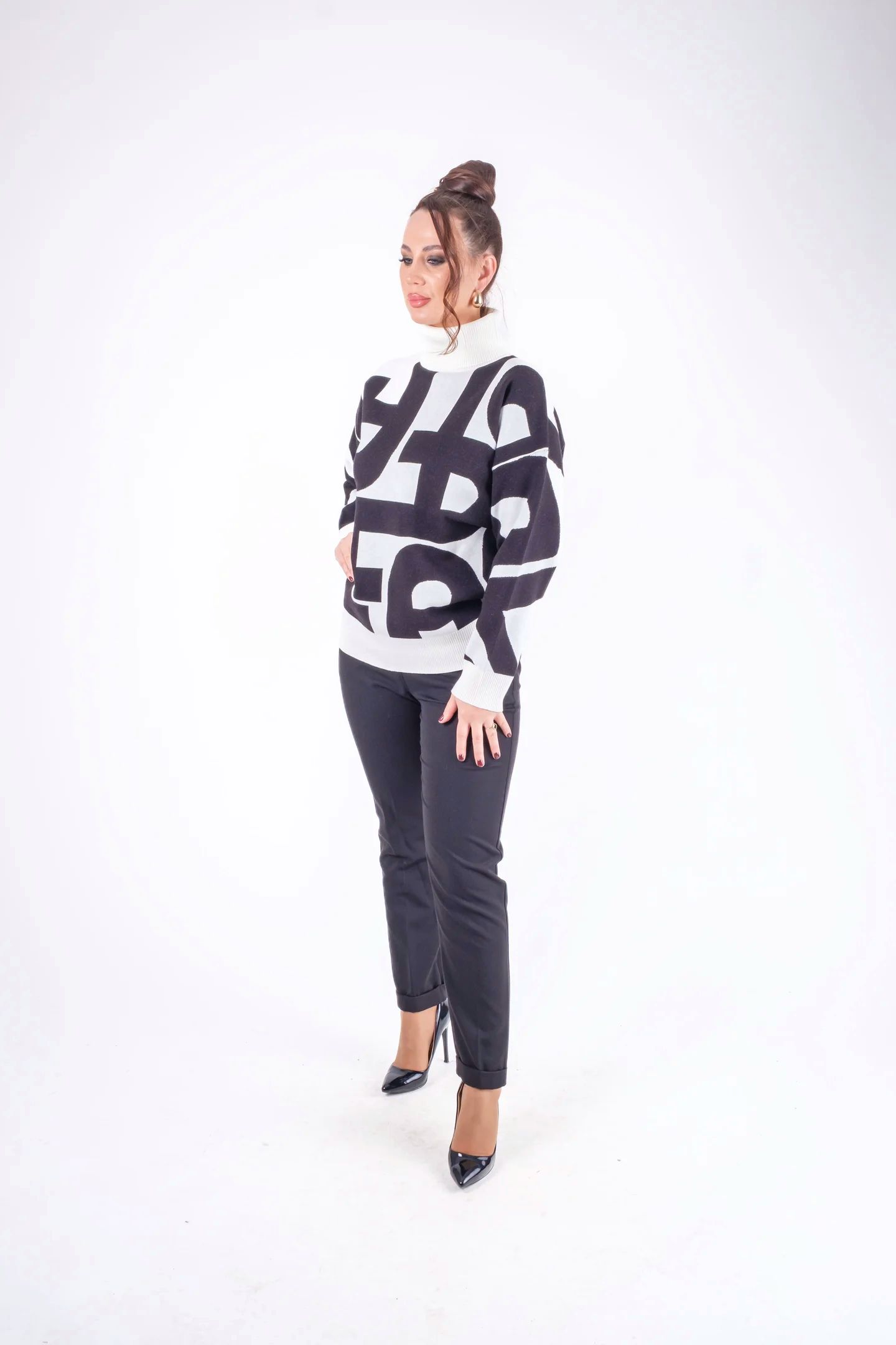 Pulover dama over size cu imprimeu grafic alb-negru,guler inalt [3]