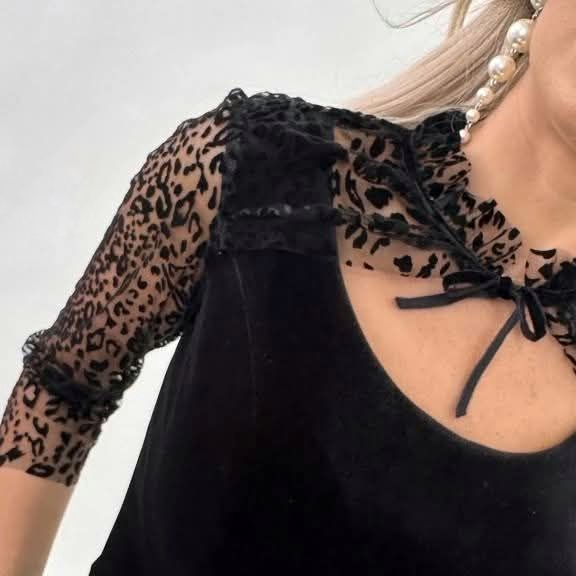 Rochie din catifea neagra cu maneci transparente si detalii rafinate [2]