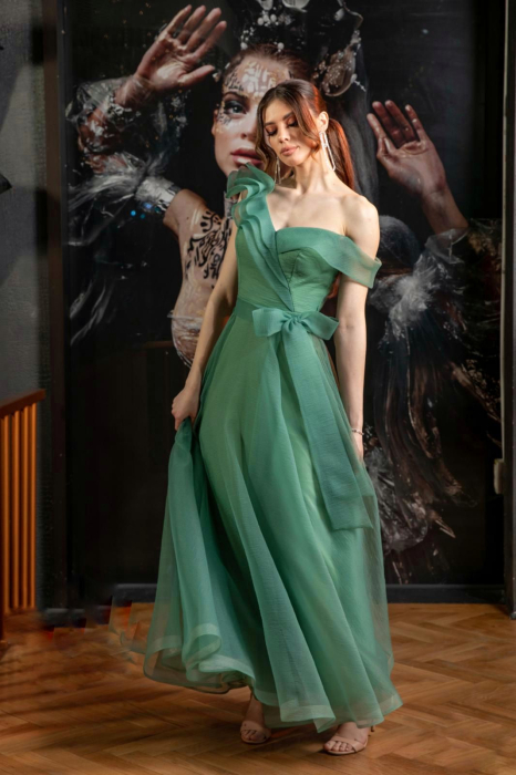 Rochie lunga de seara din voal cu un umar decorat si funda in talie [2]