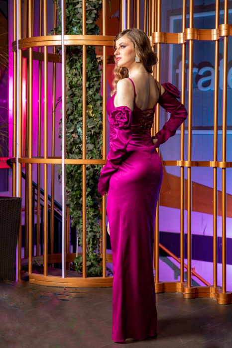 Rochie lunga fuchsia din satin cu deschidere laterala si maneci detasabile cu floare [4]