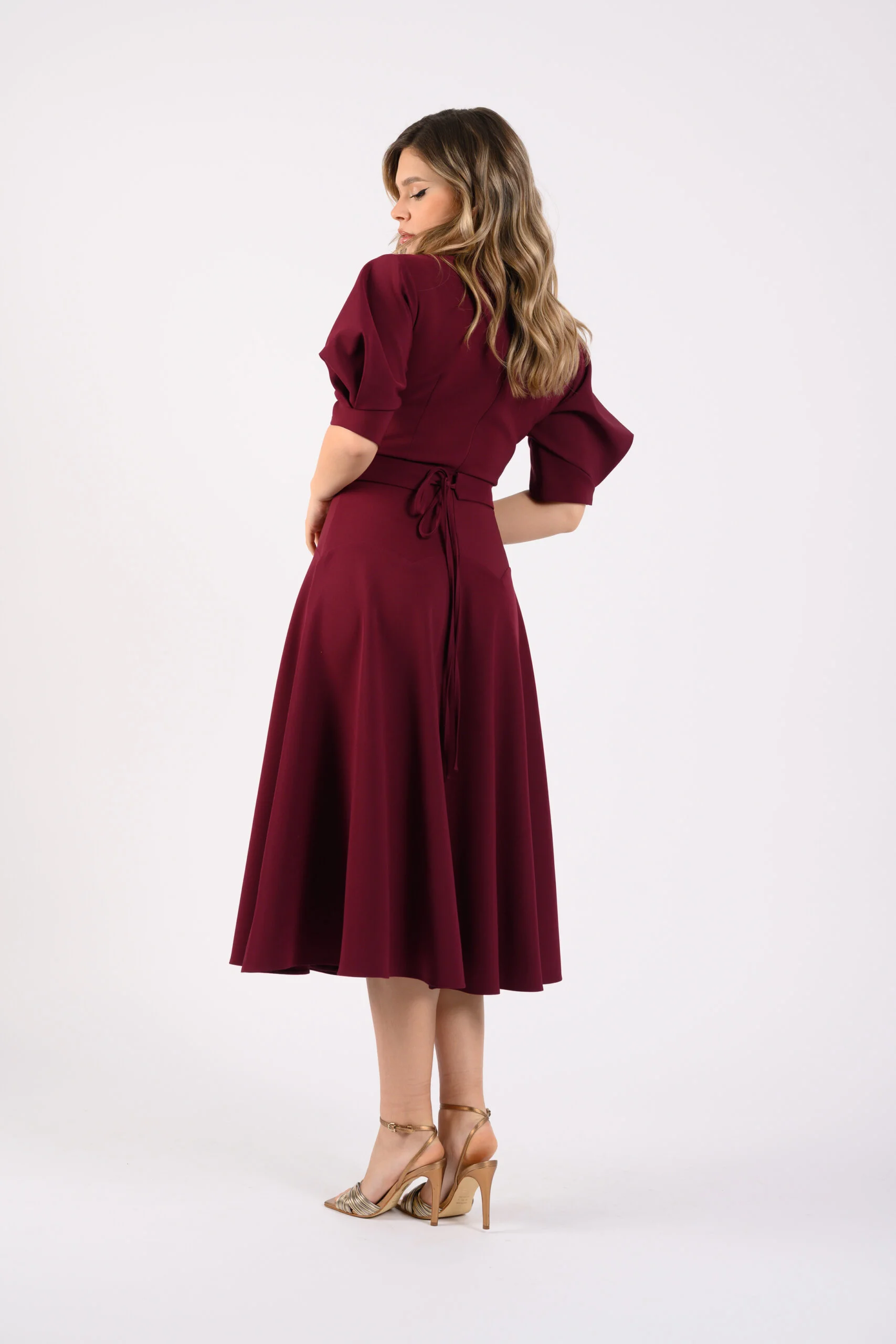 Rochie midi clos cu decolteu in V si accesoriu auriu in talie [4]