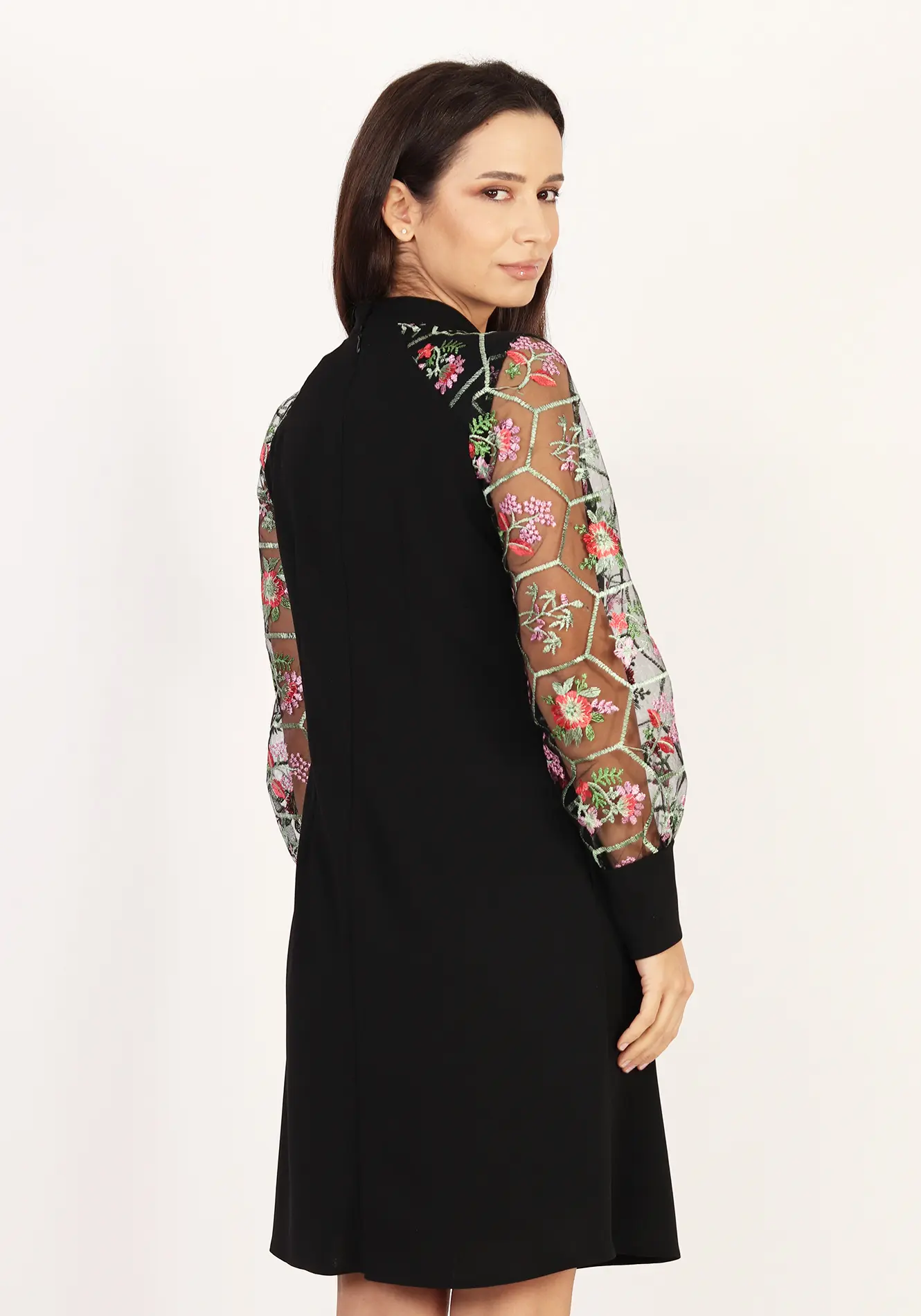 Rochie neagră elegantă cu mâneci brodate [3]