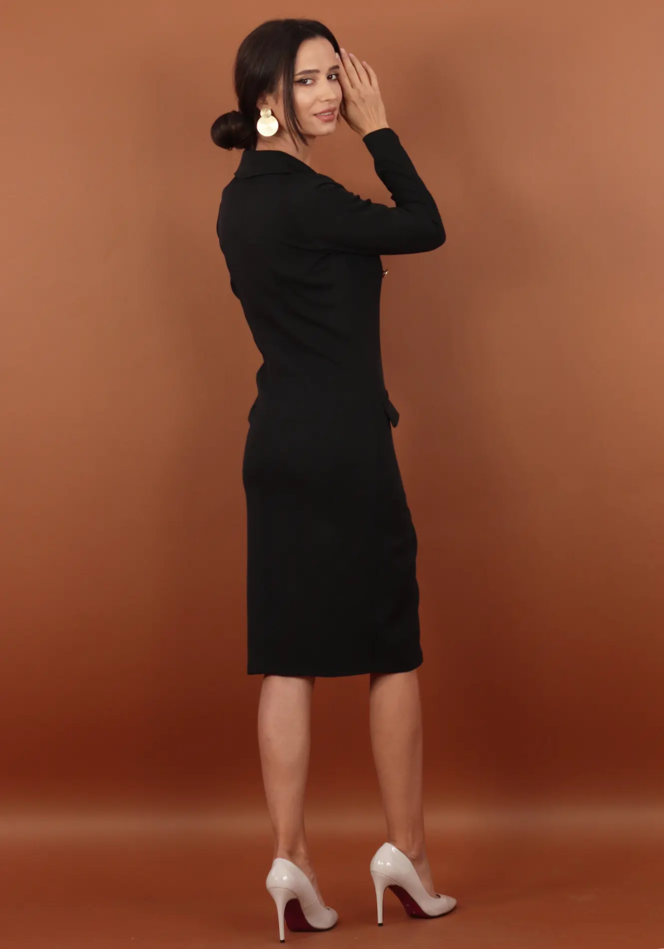 Rochie neagra tip sacou cu nasturi aurii [4]