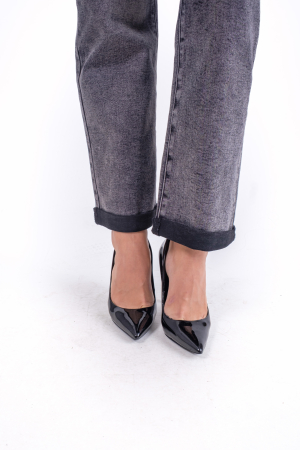 Blugi gri elastici cu croială dreaptă și tiv întors, confortabili și ușor de asortat pentru ținute casual sau smart-casual. [1]