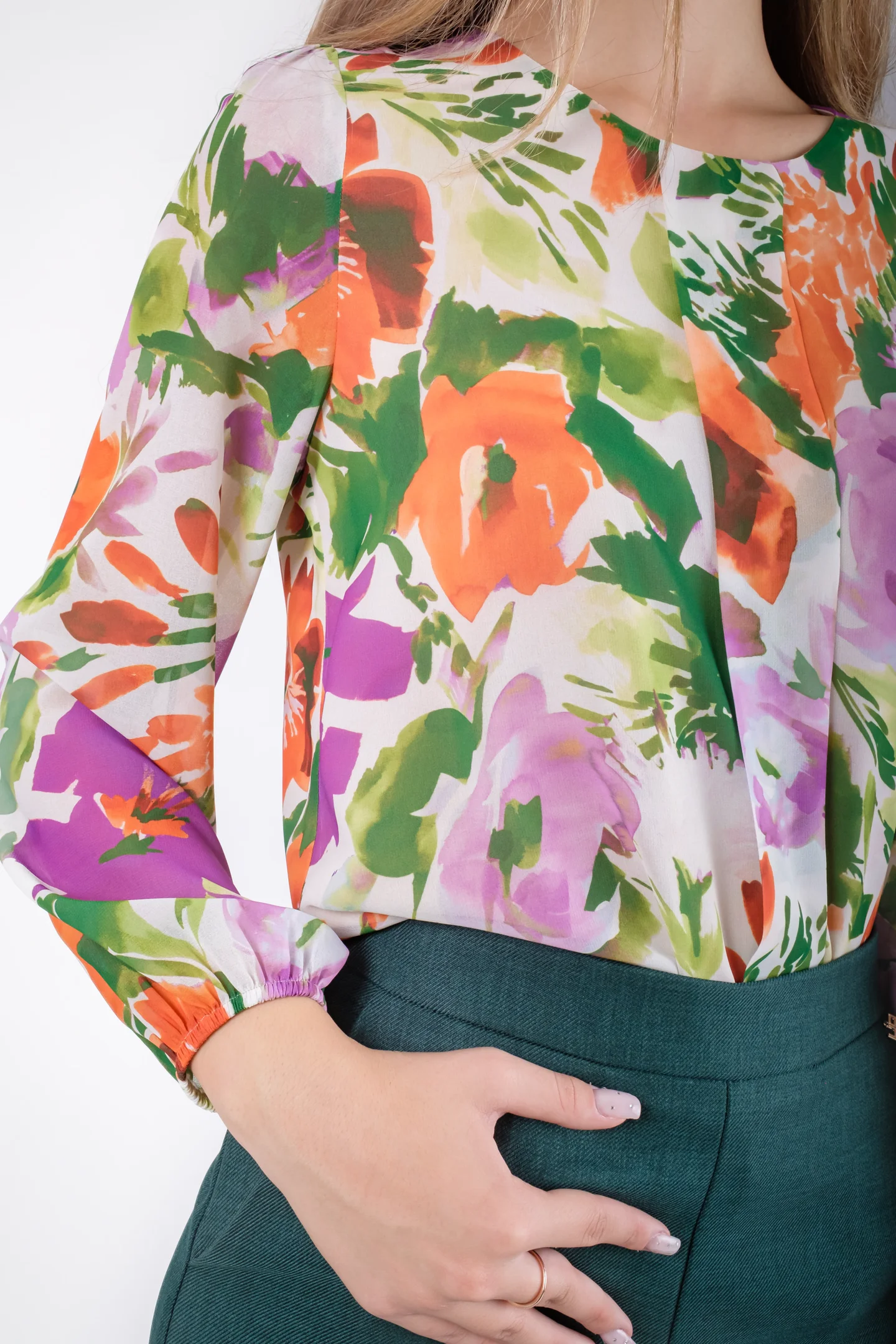 Bluza vaporoasa cu imprimeu floral in nuante de primavara [4]