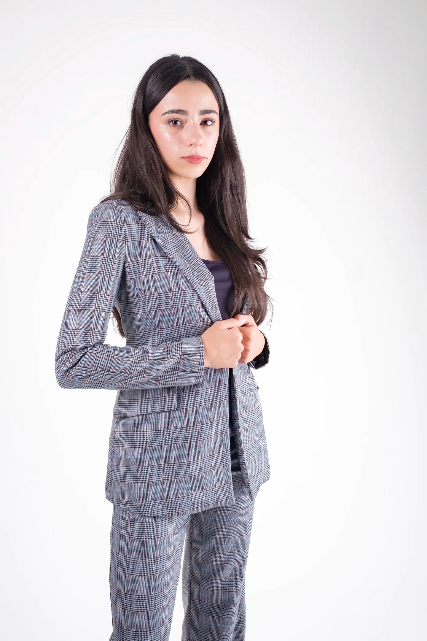 Costum dama gri in carouri cu sacou cambrat si pantaloni eleganti [4]