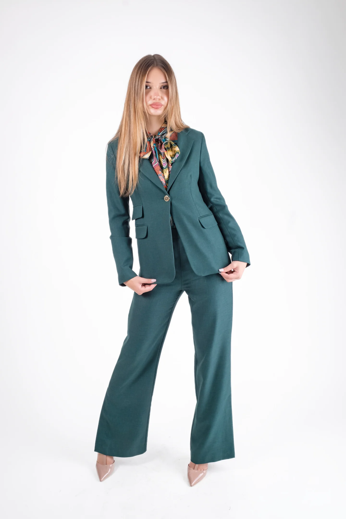 FEMEI - Costum dama verde smarald-sacou cambrat si pantaloni evazati