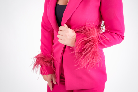 Costum elegant fuchsia cu pene decorative [4]