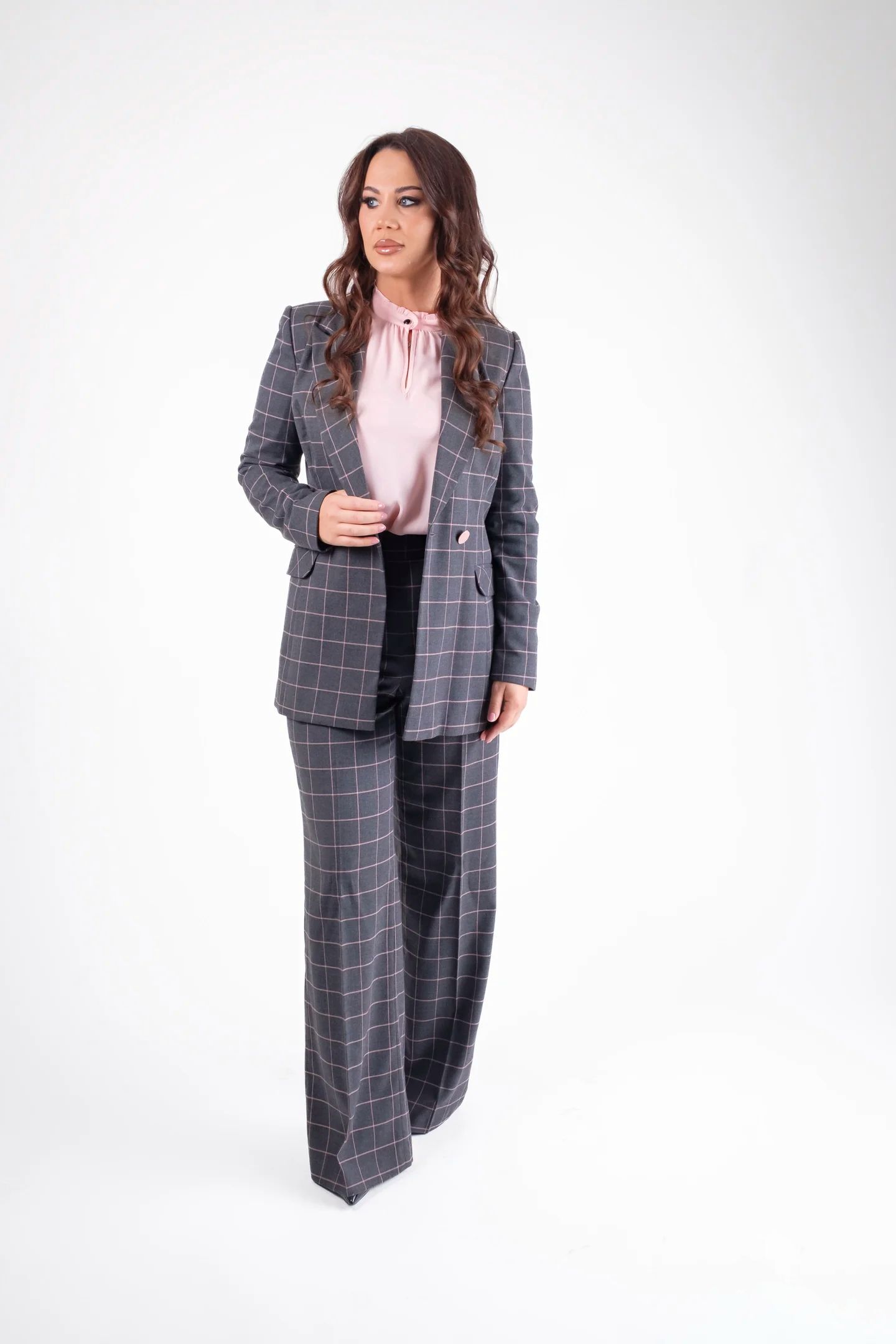 Costum elegant in carouri gri cu accente roz pudrat [1]