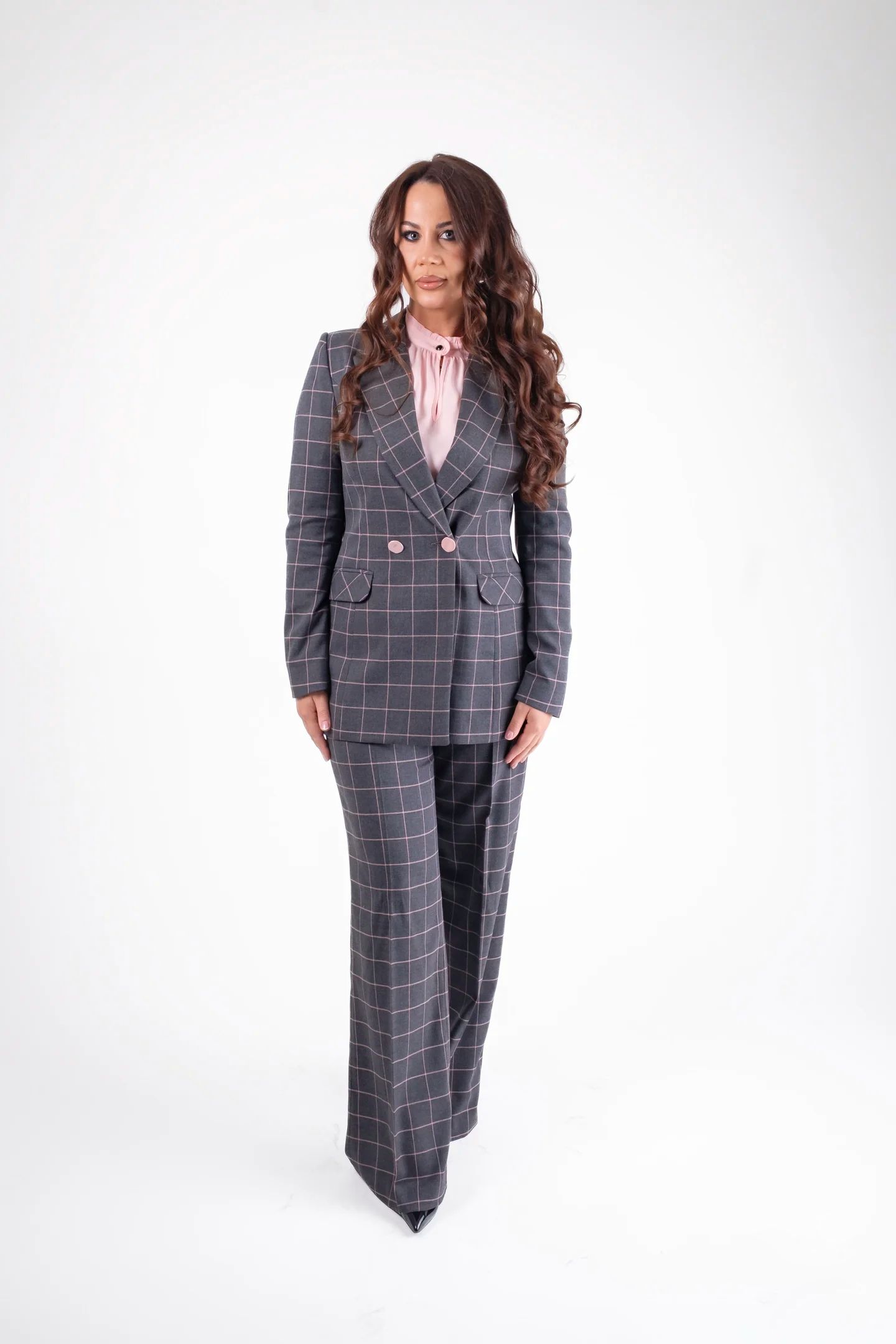 Costume doua piese - Costum elegant in carouri gri cu accente roz pudrat