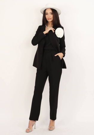 Costum negru cu pantalon conic si sacou accesorizat cu flaore alba detasabila [1]