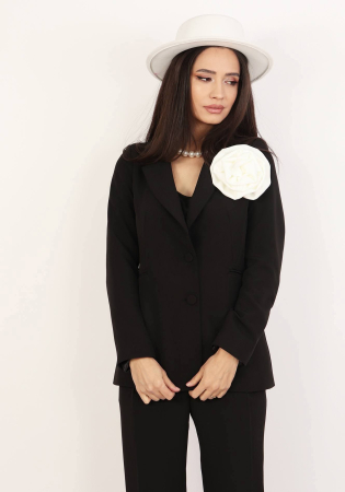 Costum negru cu pantalon conic si sacou accesorizat cu flaore alba detasabila [2]