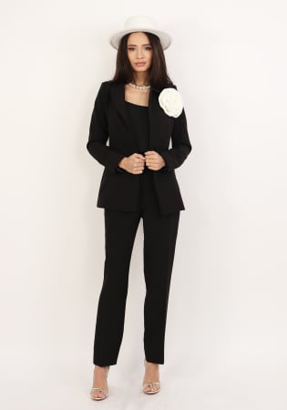 Costume doua piese - Costum negru cu pantalon conic si sacou accesorizat cu flaore alba detasabila