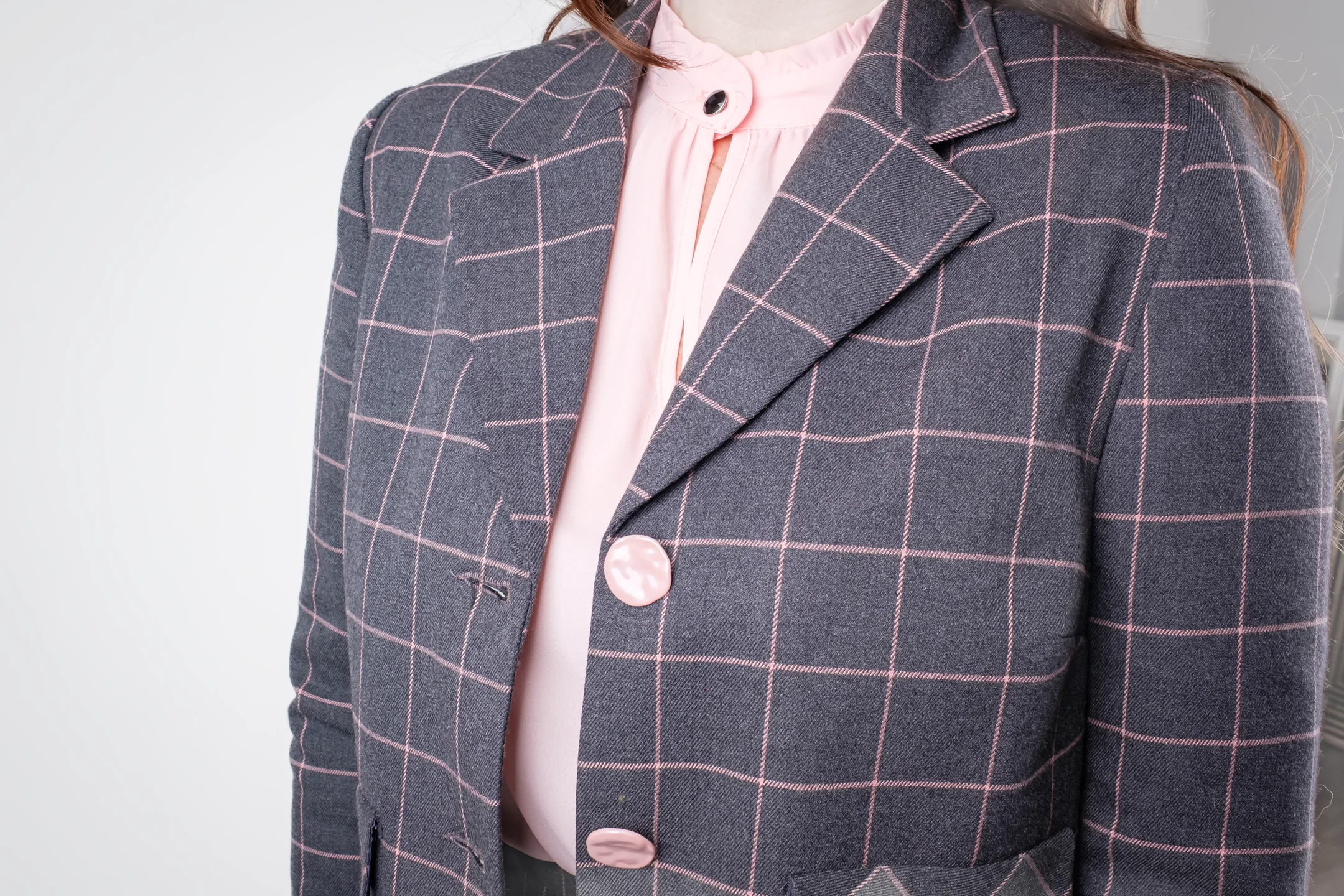 Costum scurt in carouri gri cu roz pudra [4]