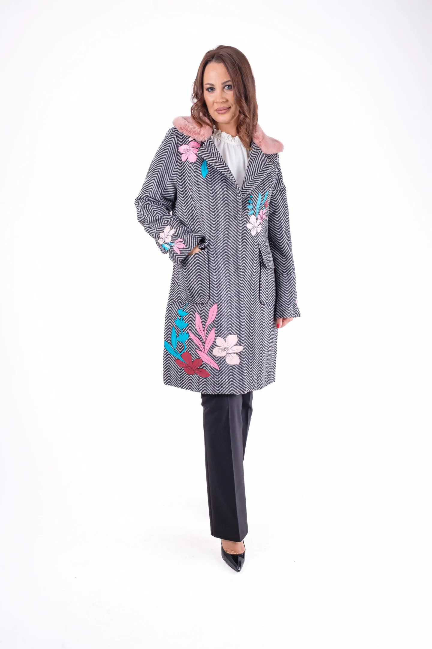 Palton damă imprimeu zig-zag cu flori aplicate și guler roz [2]