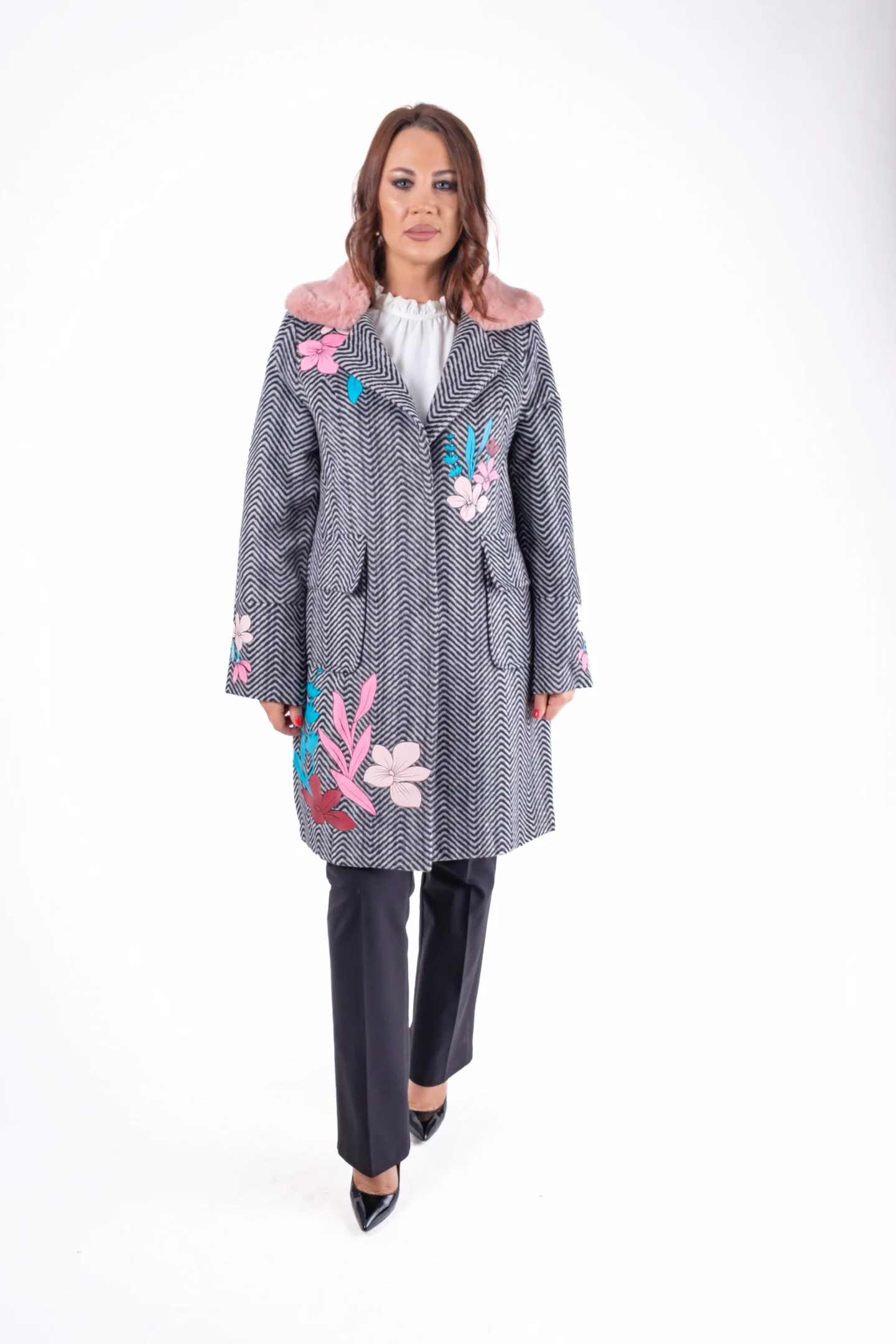 Paltoane treisferturi - Palton damă imprimeu zig-zag cu flori aplicate și guler roz