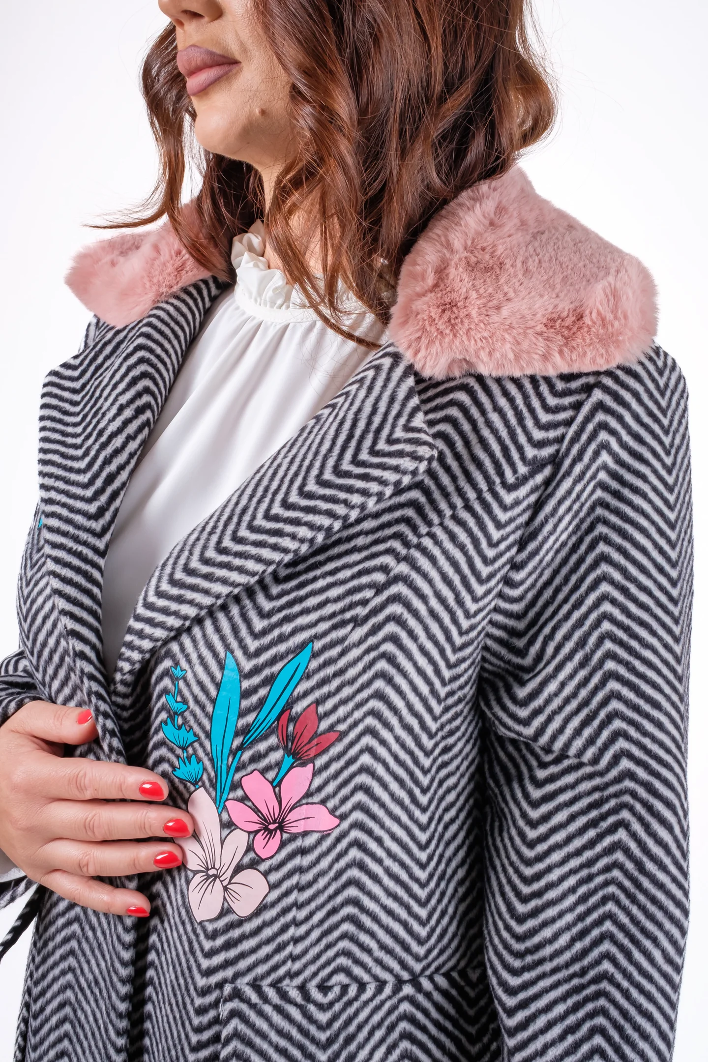 Palton damă imprimeu zig-zag cu flori aplicate și guler roz [4]