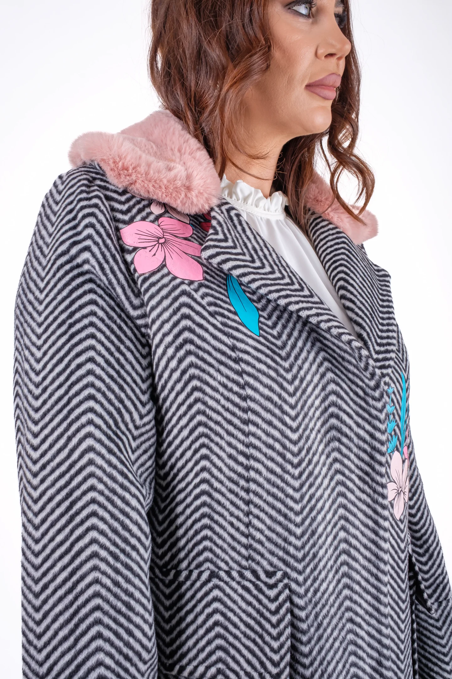 Palton damă imprimeu zig-zag cu flori aplicate și guler roz [3]