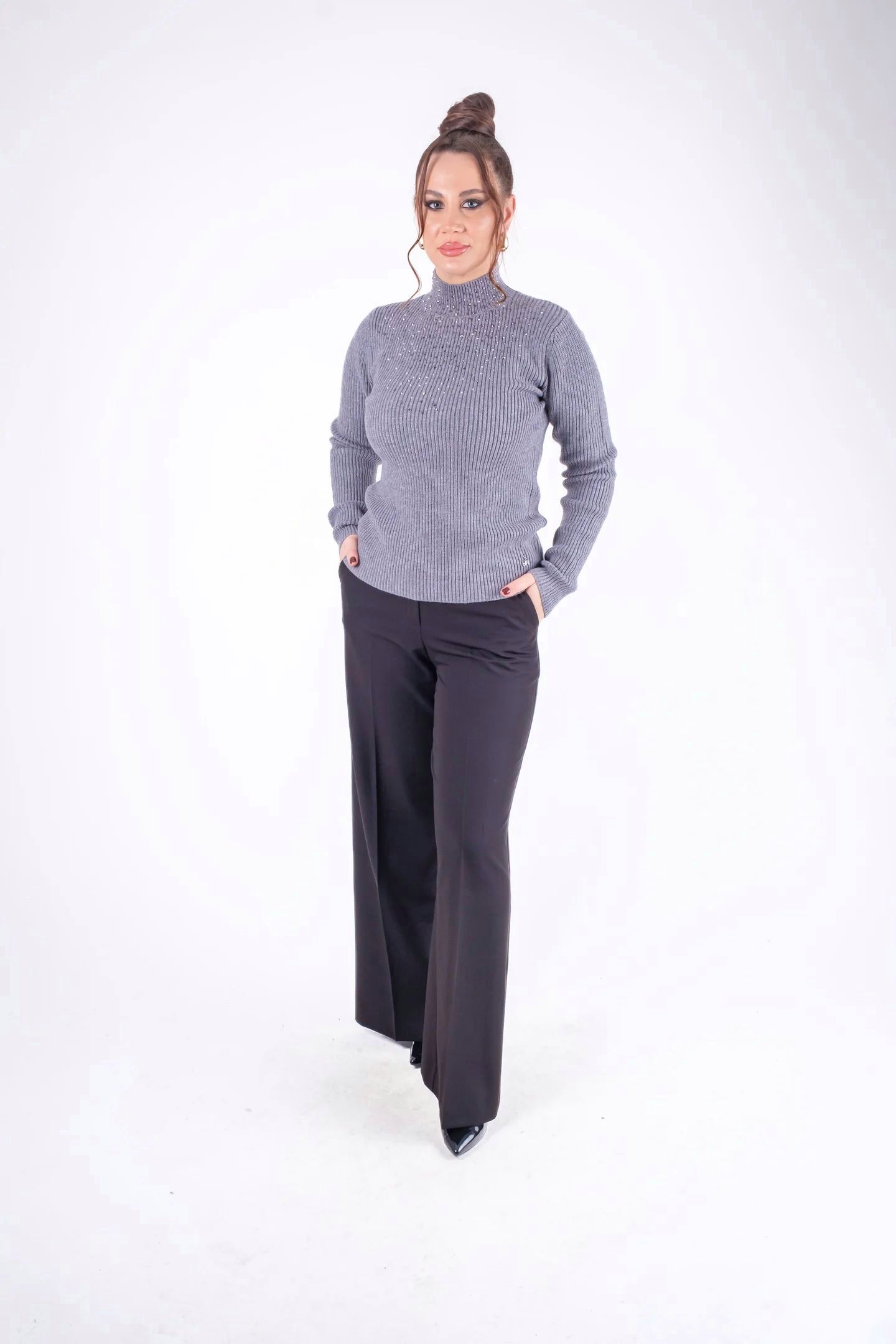 Pulover dama gri cu guler inalt si aplicatii de margelute [1]