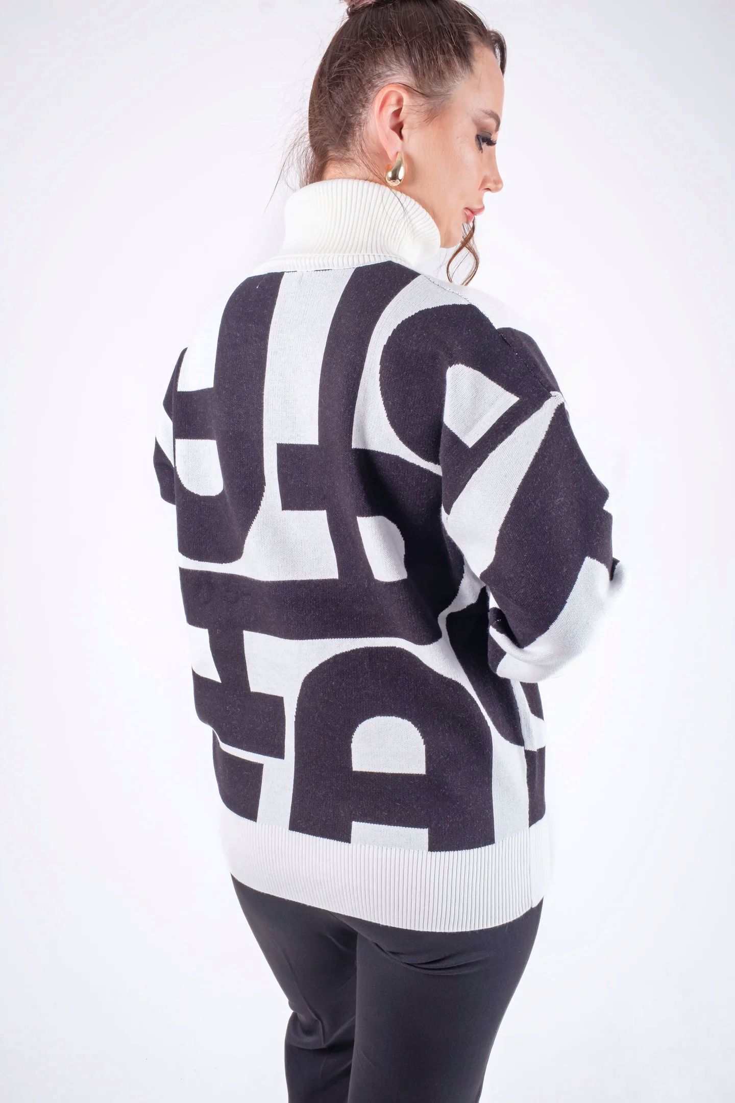 Pulover dama over size cu imprimeu grafic alb-negru,guler inalt [4]