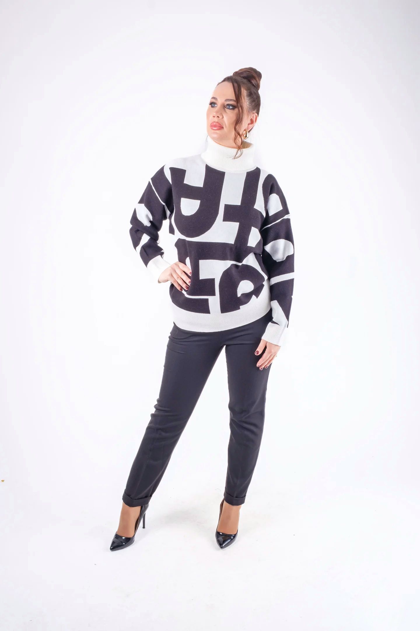 Pulover dama over size cu imprimeu grafic alb-negru,guler inalt [1]
