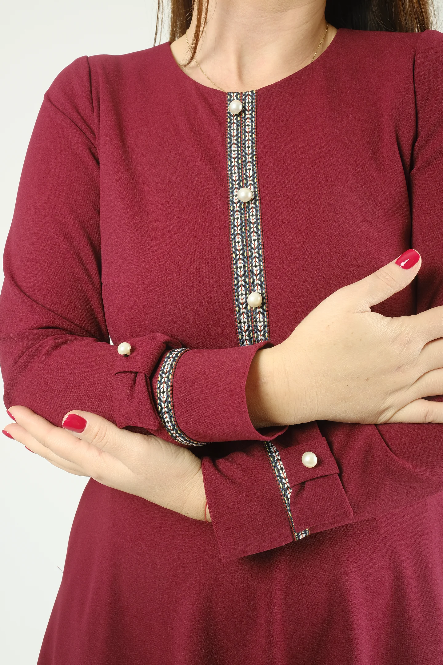 Rochie elegantă bordo în clos cu detalii perlate [5]